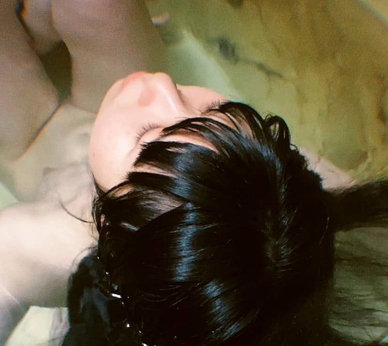 【場所】水をはじく美肌の姫君がお風呂に入っている画像
