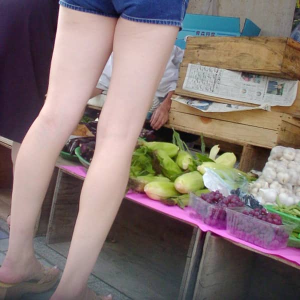 【足】ツルツルスベスベで白くて細長い女性の素足の画像