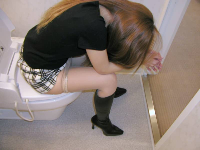 【場所】トイレで排泄姿を晒してる女性の恥ずかしい画像