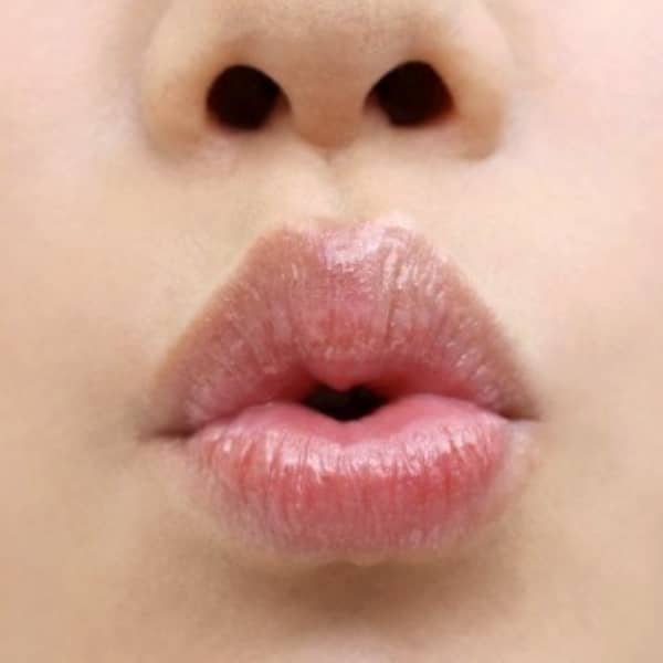 【顔】艶っぽい唇や綺麗な歯を楽しむ女性の口の接写画像－第２弾のサムネイル画像
