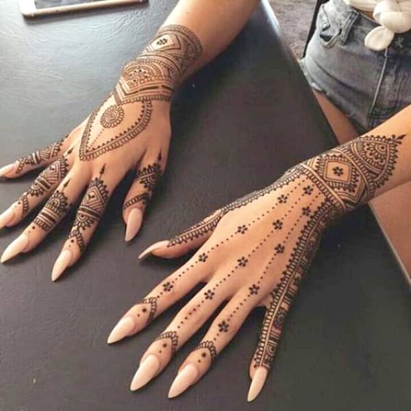 【手】祈願を込めたヘナタトゥーを施した女子の手の画像