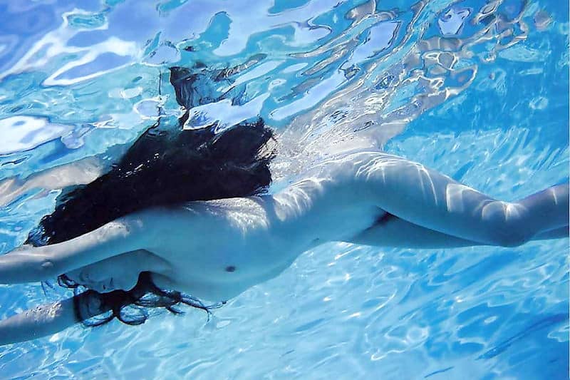 【場所】浮力も味方するとても幻想的な水中ヌードの画像