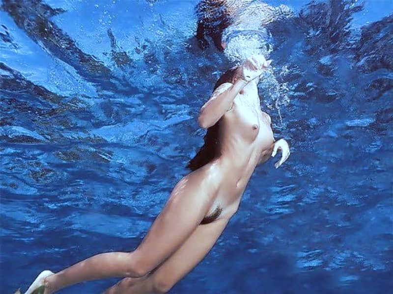 【場所】浮力も味方するとても幻想的な水中ヌードの画像