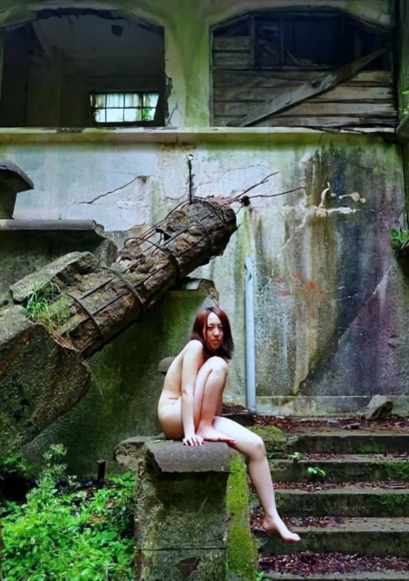 【場所】まさに掃き溜めに鶴な廃墟にたたずむ女性の画像