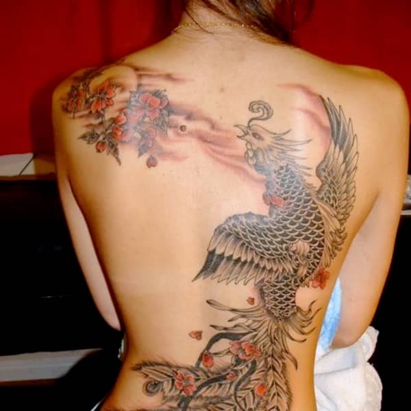 【背中】レディの裏面をクールに飾る背中タトゥーの画像