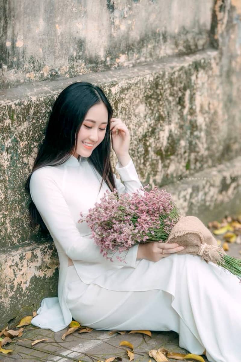 【服装】シンプルに白くて可憐で美しいアオザイ女子画像