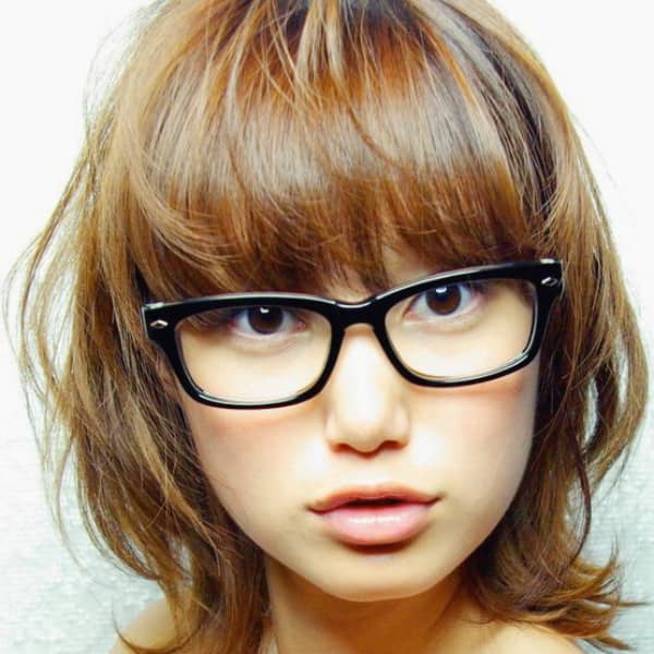 【顔】光を放つレンズが知性を演出する眼鏡女子の顔画像