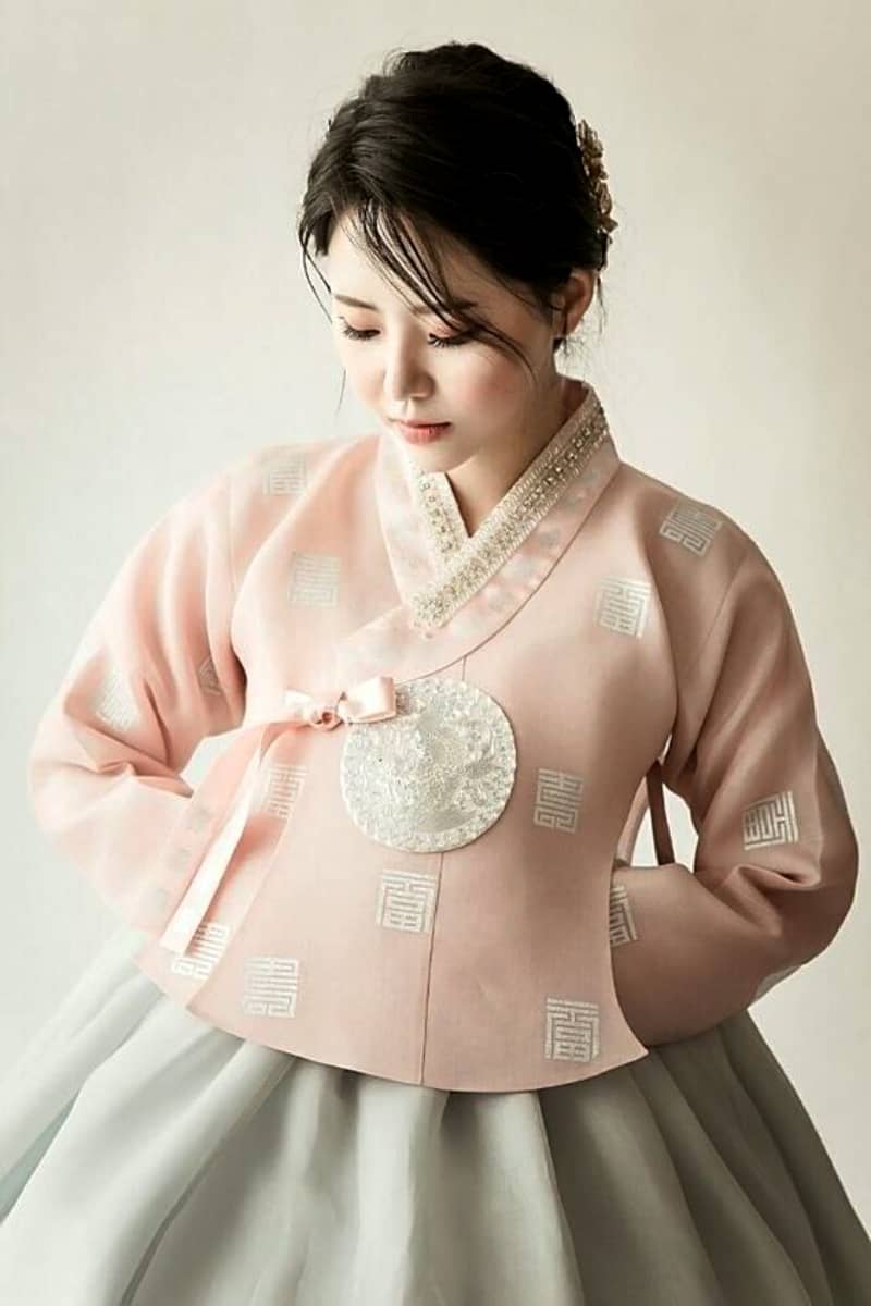【服装】朝鮮半島に咲き乱れる可憐なチマチョゴリの画像