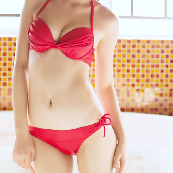 【色】ぷるんぷるんの食べ頃女体を包んだ赤い水着の画像