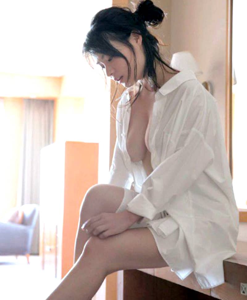 【服装】裸に純白のＹシャツを羽織ったエロい美女の画像