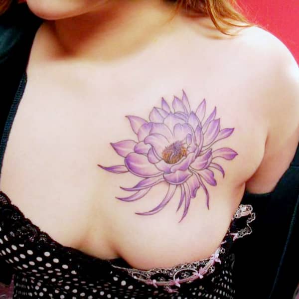【おっぱい】若い淑女の胸に刻み込まれたタトゥーの画像