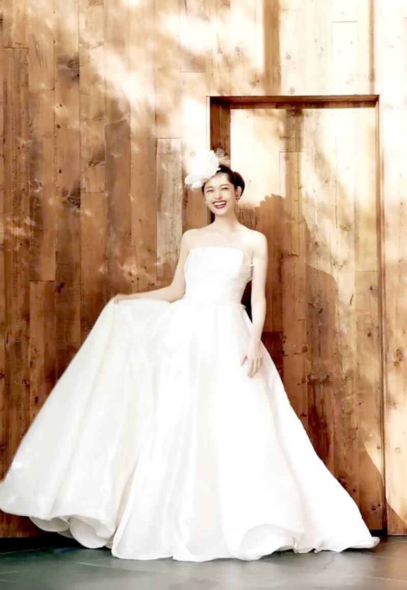 【服装】多くの女性の憧れ純白ウェディングドレスの画像