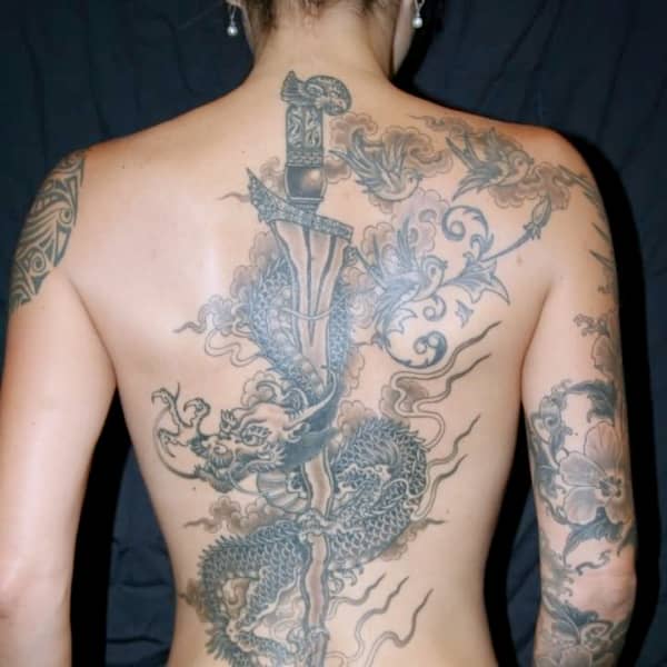【背中】レディの裏面をクールに飾る背中タトゥーの画像