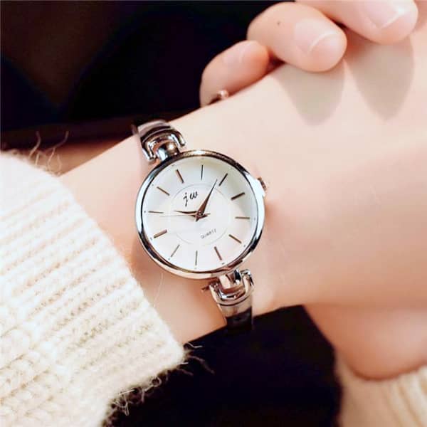 【手】光り輝く腕時計を身に付けた美女の色白細腕の画像