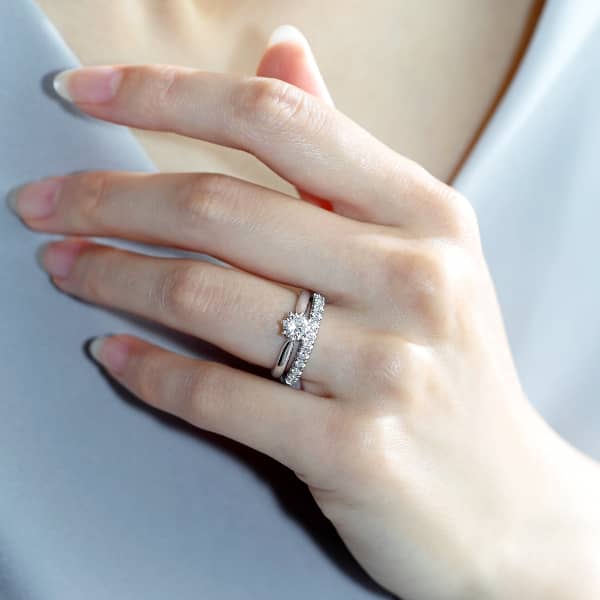 【手】ヤングレディの指に光る思いの込もった指輪の画像