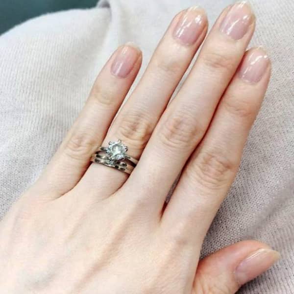 【手】ヤングレディの指に光る思いの込もった指輪の画像
