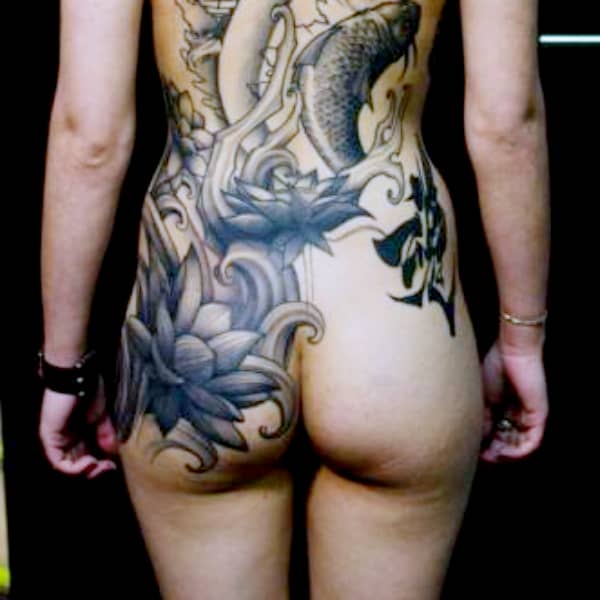 【お尻】女のお尻に印された存在感のあるタトゥーの画像