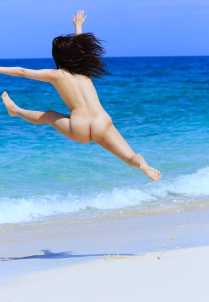 【場所】全裸の美女が海辺で開放感を爆発させている画像