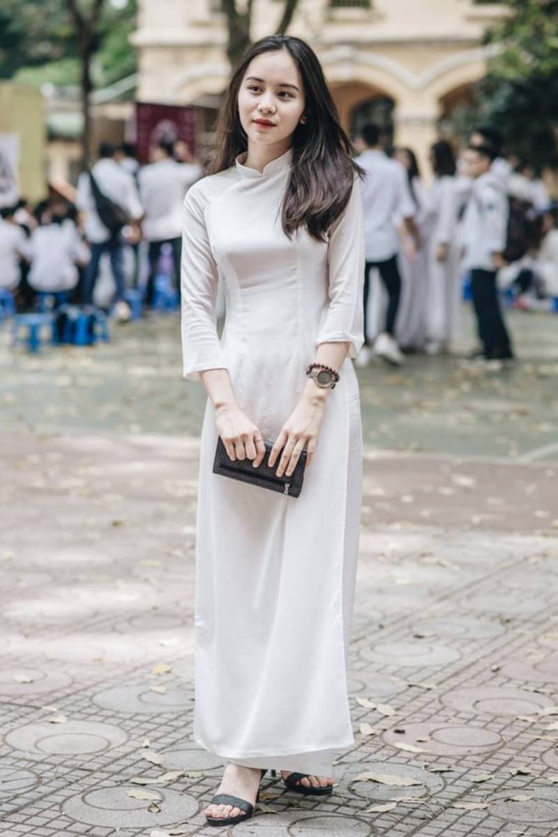 【服装】シンプルに白くて可憐で美しいアオザイ女子画像