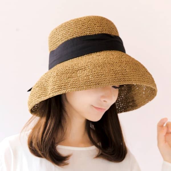 【頭】去りゆく夏を惜しむ麦わら帽子を被った女子の画像