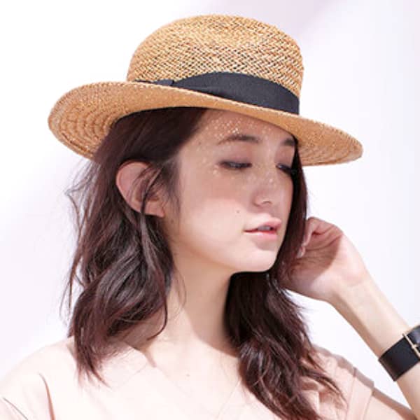 【頭】去りゆく夏を惜しむ麦わら帽子を被った女子の画像