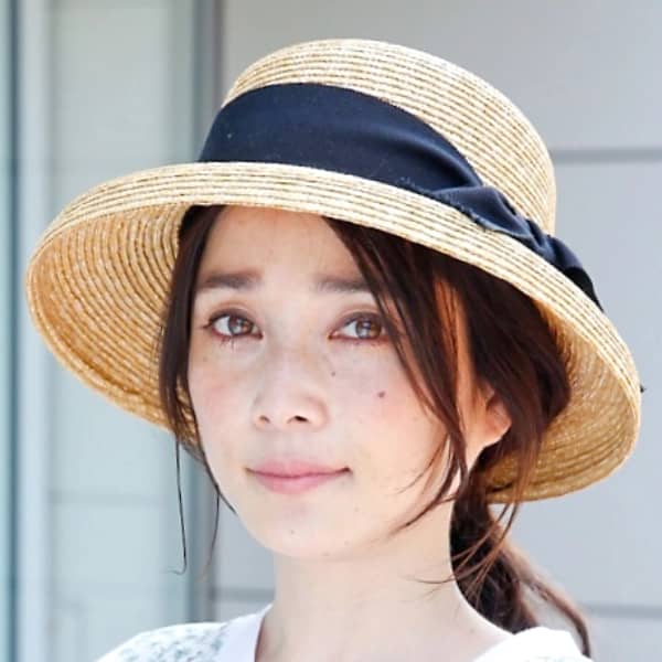 【頭】去りゆく夏を惜しむ麦わら帽子を被った女子の画像－第１弾のサムネイル画像