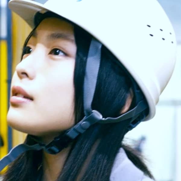 【頭】規則を遵守し頭部を保護するヘルメット女子の画像