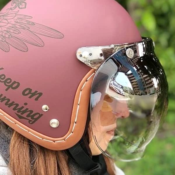 【頭】規則を遵守し頭部を保護するヘルメット女子の画像