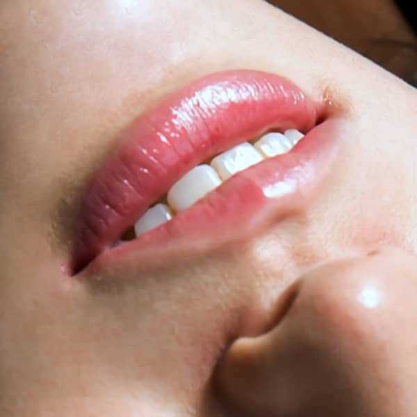 【顔】艶っぽい唇や綺麗な歯を楽しむ女性の口の接写画像