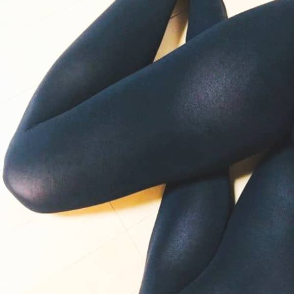 【足】エロく艶めかしい黒いパンストを履いた美脚の画像