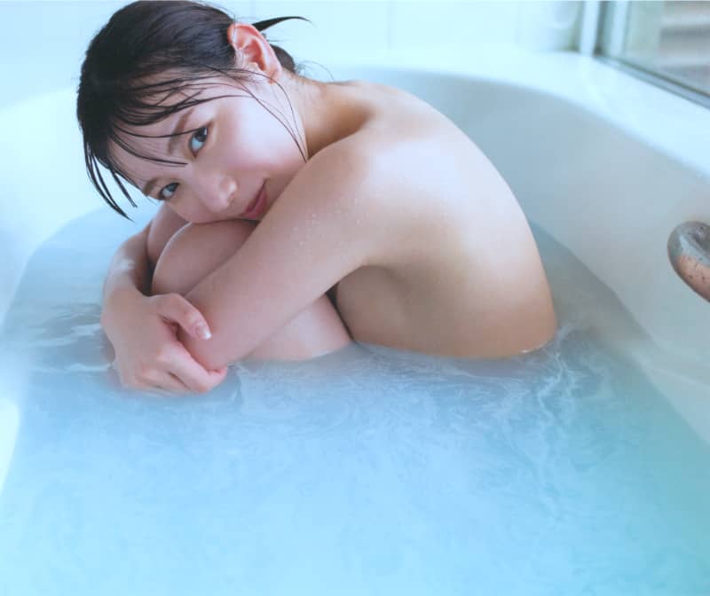 【場所】水をはじく美肌の姫君がお風呂に入っている画像