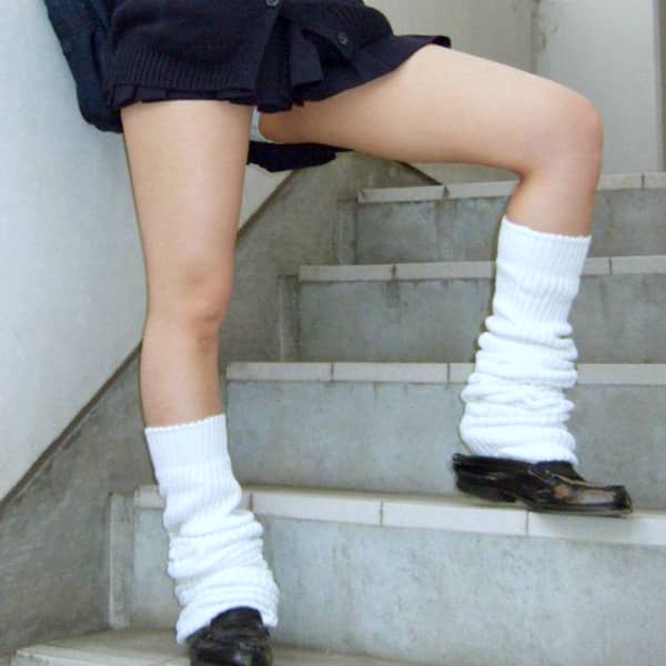 【足】９０年代に一世を風靡したルーズソックスの足画像