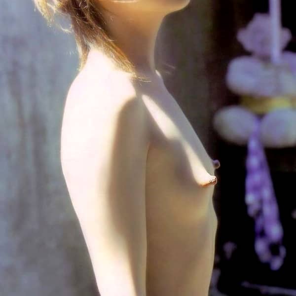 【おっぱい】スレンダーボディに似合う愛らしい貧乳画像