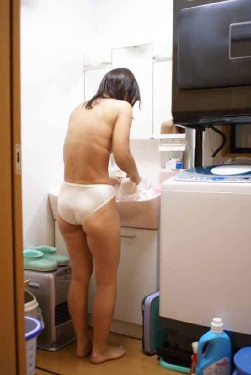 【場所】若い女性が洗面所で身だしなみを整えている画像