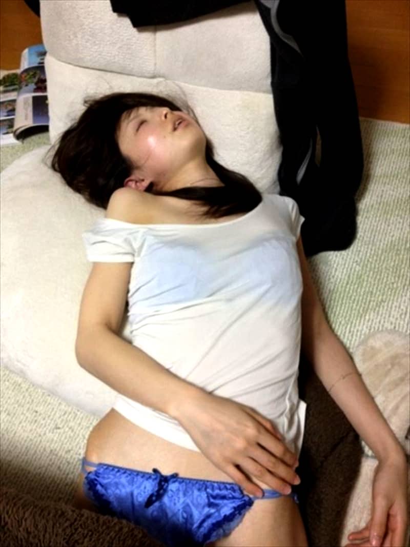 【その他】あられもない姿で無防備に寝ている女性の画像