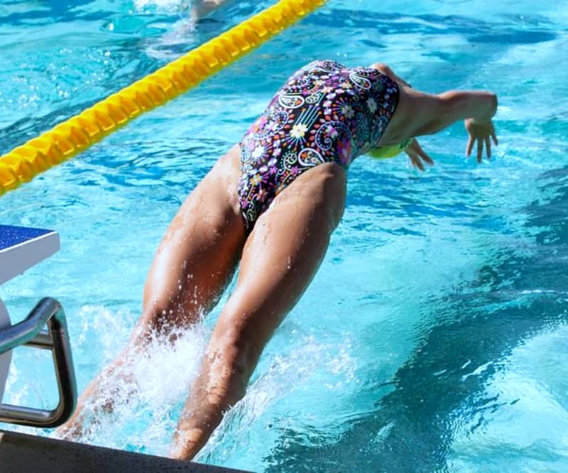 【服装】鍛え上げたプロポーションを包む競泳水着の画像